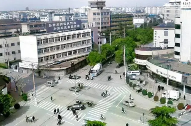 1689125705348879.jpg 花箱