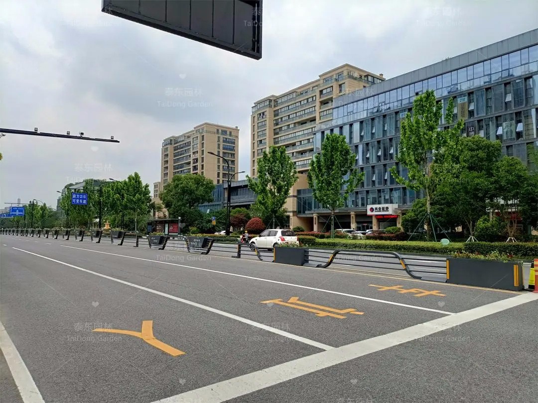 1689125856191110.jpg 花箱