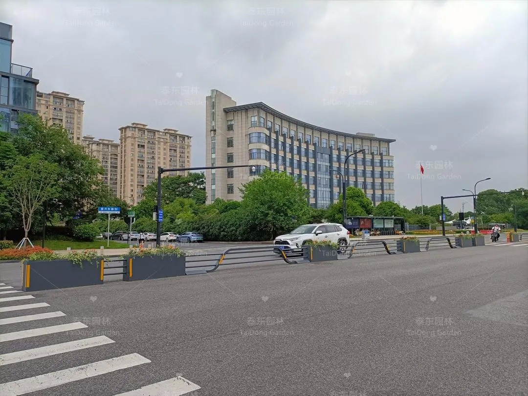 1689125856605553.jpg 花箱