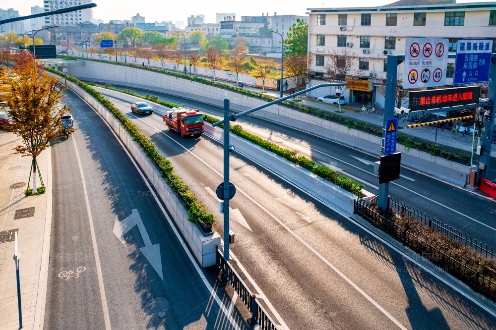 1701313186963679.jpg 花箱